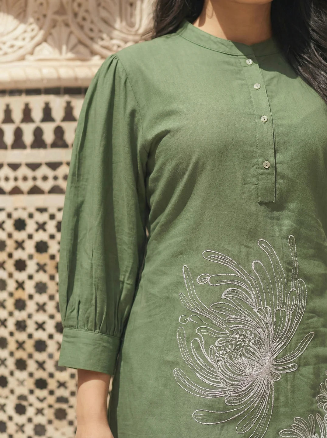Túnica verde de viscosa bordada con pantalón