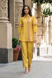 Conjunto de kurta y pantalón amarillos bordados con encaje