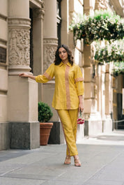 Conjunto de kurta y pantalón amarillos bordados con encaje