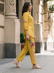Conjunto de kurta y pantalón amarillos bordados con encaje