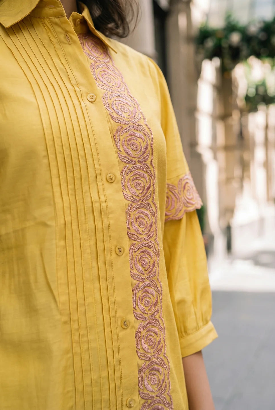 Conjunto de kurta y pantalón amarillos bordados con encaje