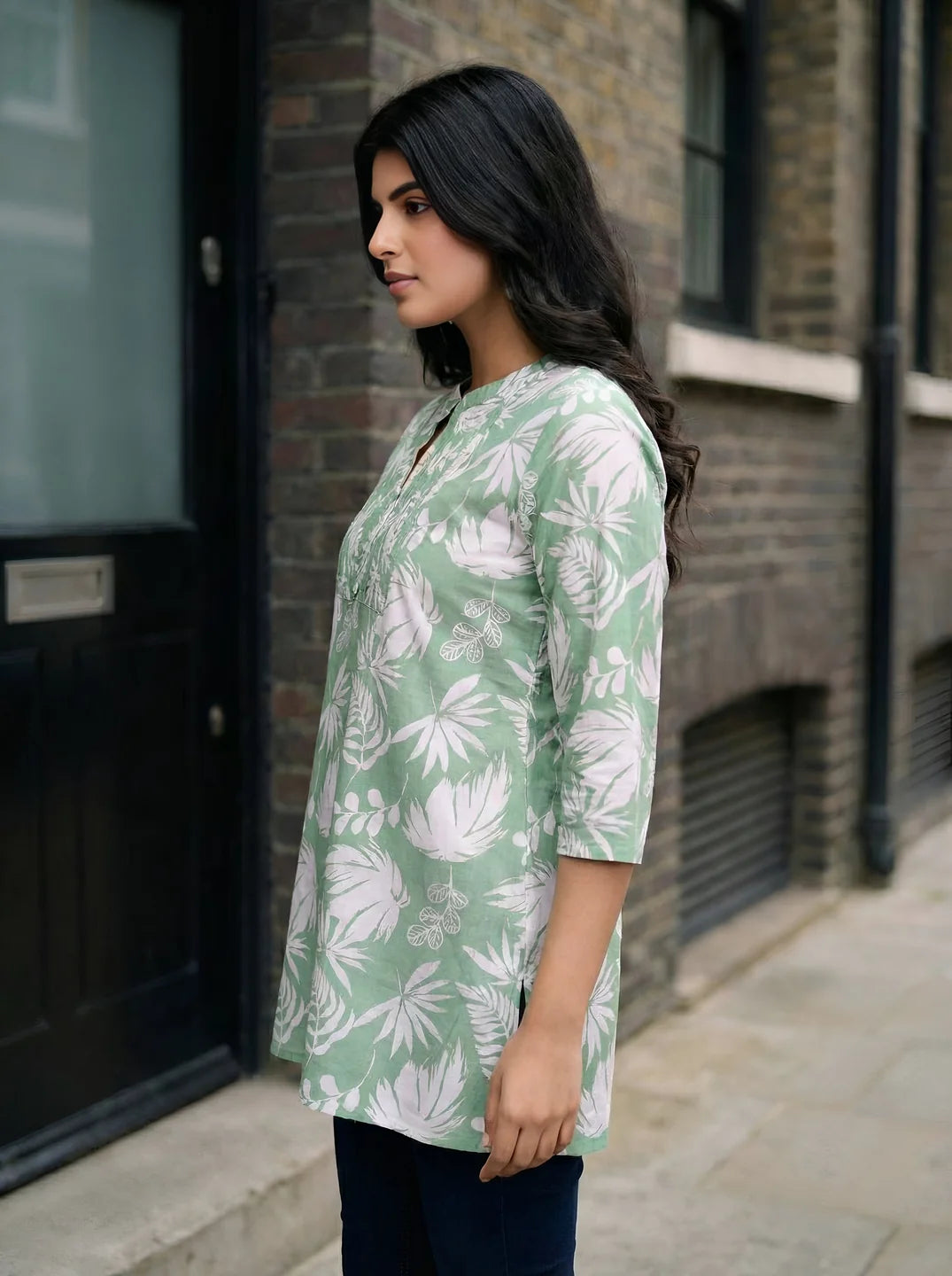 Green & White Leaf Print Pintuck Short Kurti