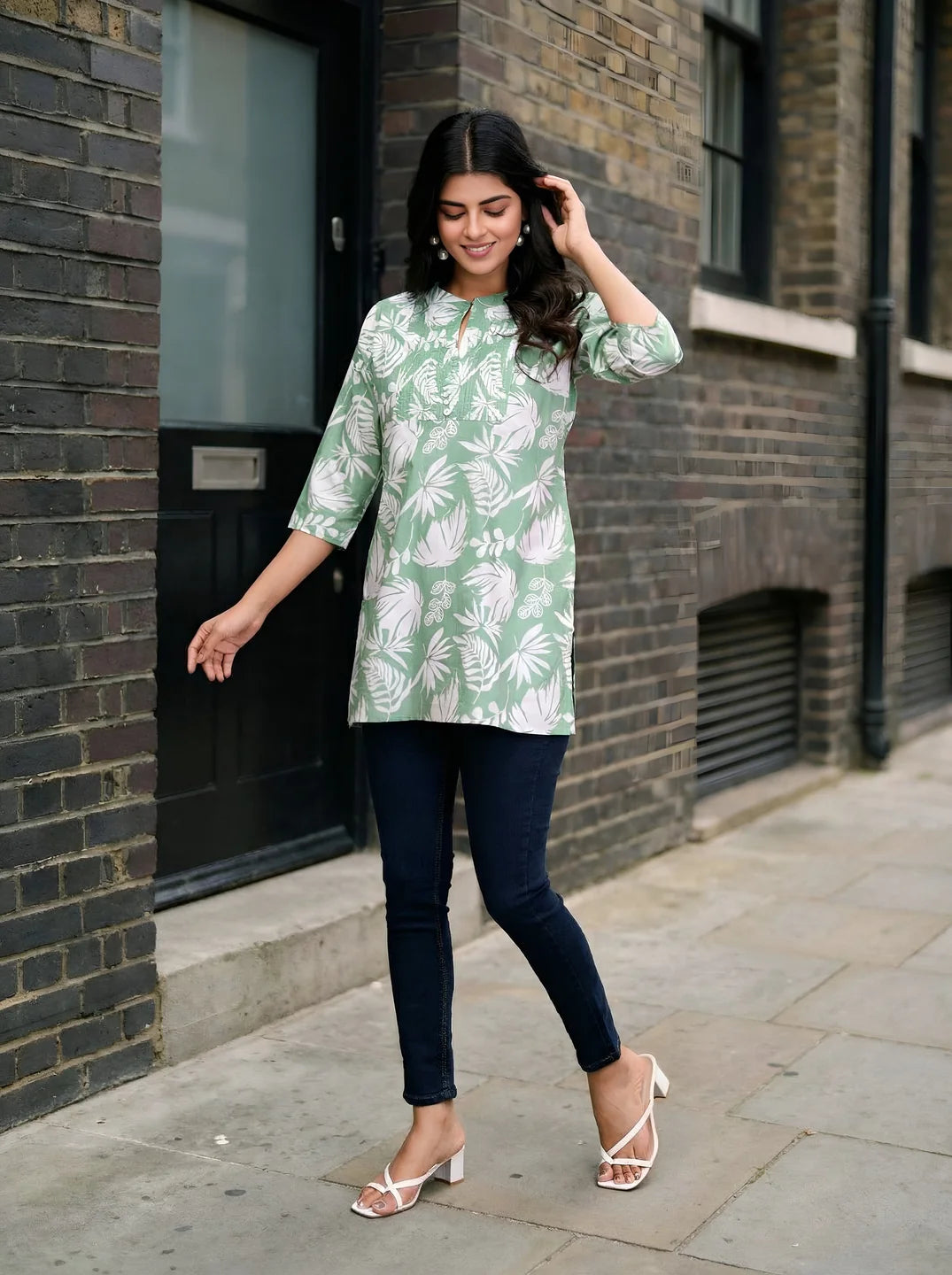 Green & White Leaf Print Pintuck Short Kurti
