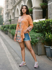 Túnica de muselina naranja con estampado geométrico y floral