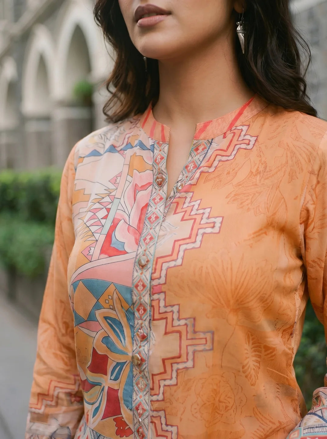 Túnica de muselina naranja con estampado geométrico y floral