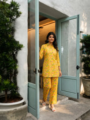 Conjunto coordinado de algodón cambray color amarillo mostaza con cuello camisero floral multicolor