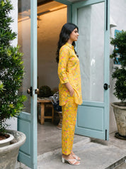 Conjunto coordinado de algodón cambray color amarillo mostaza con cuello camisero floral multicolor