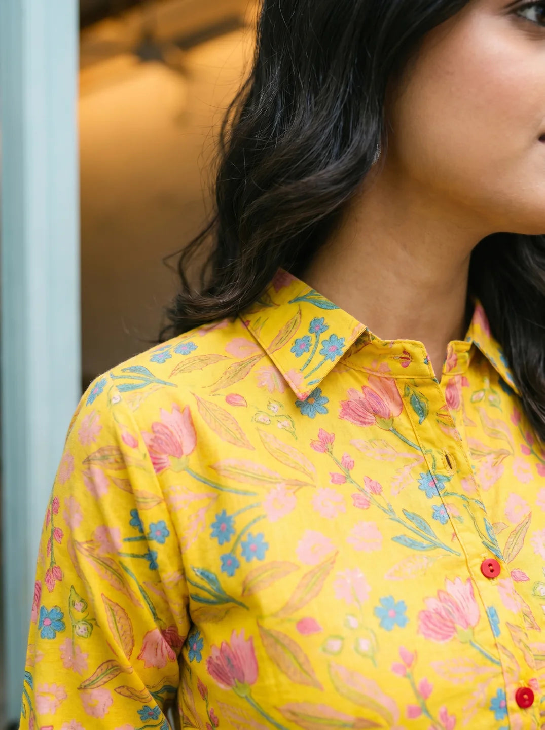 Conjunto coordinado de algodón cambray color amarillo mostaza con cuello camisero floral multicolor