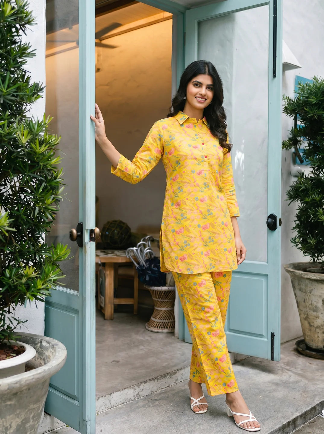 Conjunto coordinado de algodón cambray color amarillo mostaza con cuello camisero floral multicolor
