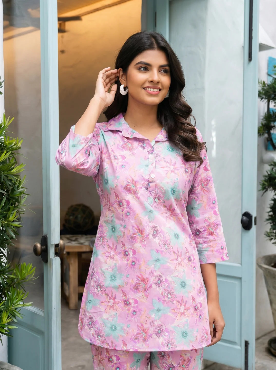 Conjunto coordinado de algodón cambray con cuello camisero, estampado floral multicolor y base ciruela