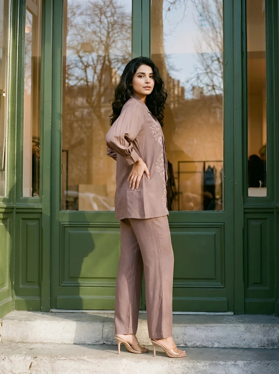 Conjunto de dos piezas con pajarita bordada y con cuentas marrones de rayón de fibra corta
